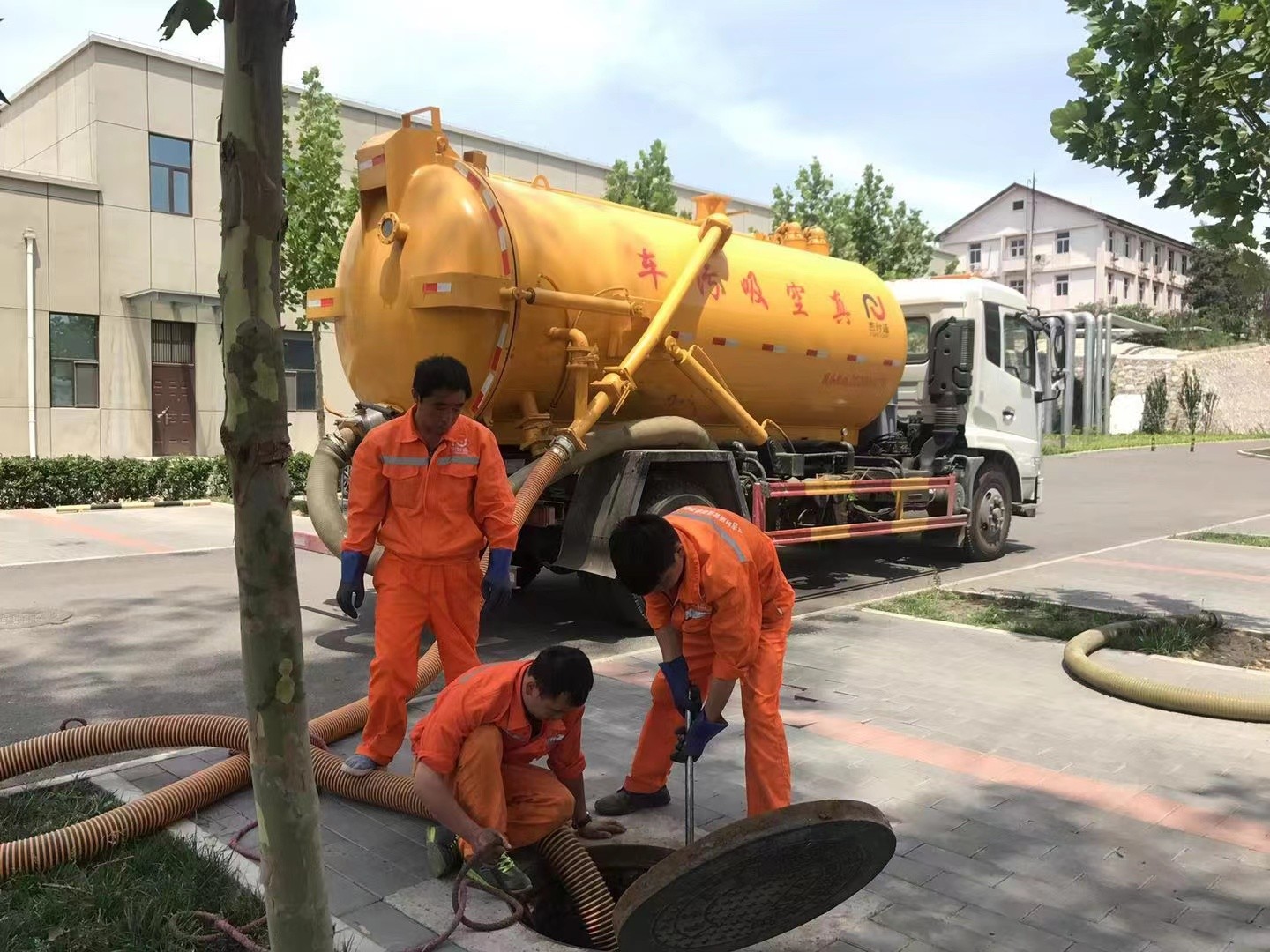 策勒化粪池清理与5-8吨吸粪车施工效率分析